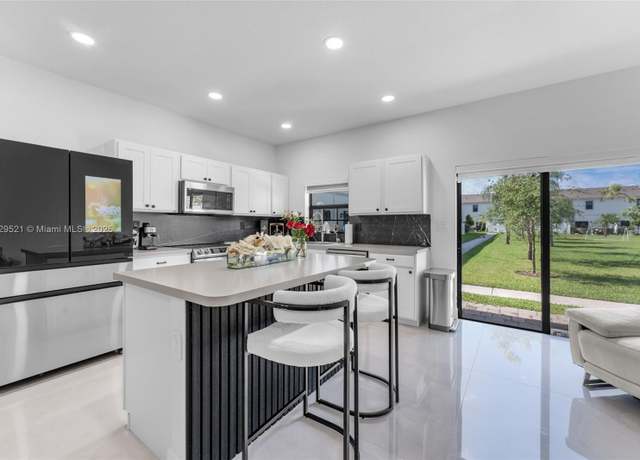 Property at 617 SW 11th St, Florida City, FL 33034, 3 beds, 2.5 baths