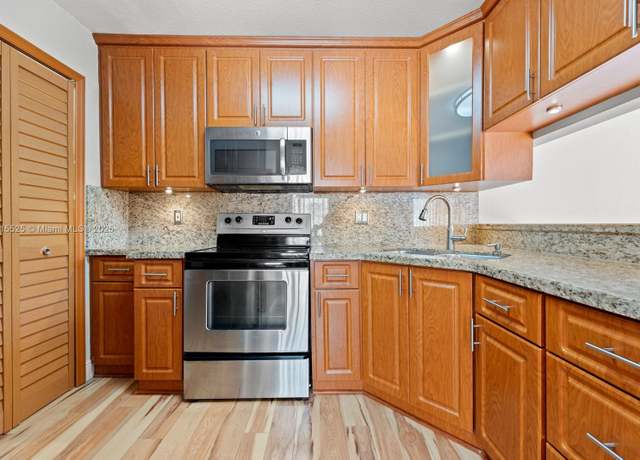 Property at 20155 E Oakmont Cir, Hialeah, FL 33015, 3 beds, 2.5 baths