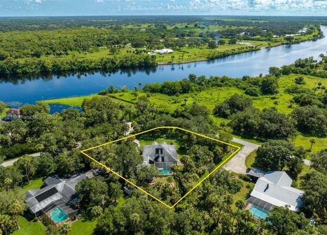 Property at 865 Fort Thompson Ave, La Belle, FL 33935, 4 beds, 4 baths