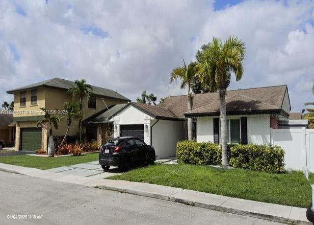 Property at 731 Briarwood Ter, Davie, FL 33325, 3 beds, 2 baths
