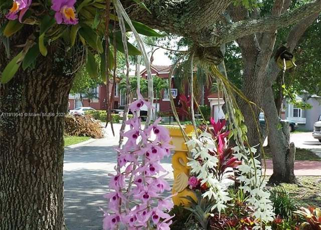 Property at 15640 SW 98th St, Miami, FL 33196, 3 beds, 2 baths