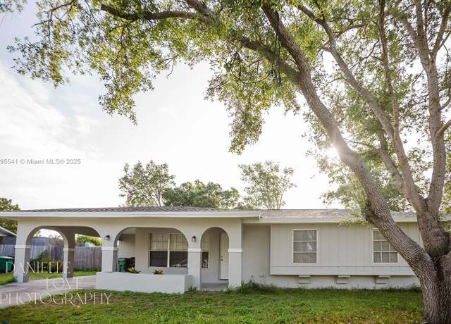 Property at 323 NE Midfield Ln, Port St Lucie, FL 34983, 3 beds, 2 baths