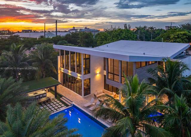 Property at 521 Holiday Dr, Hallandale Beach, FL 33009, 7 beds, 6.5 baths