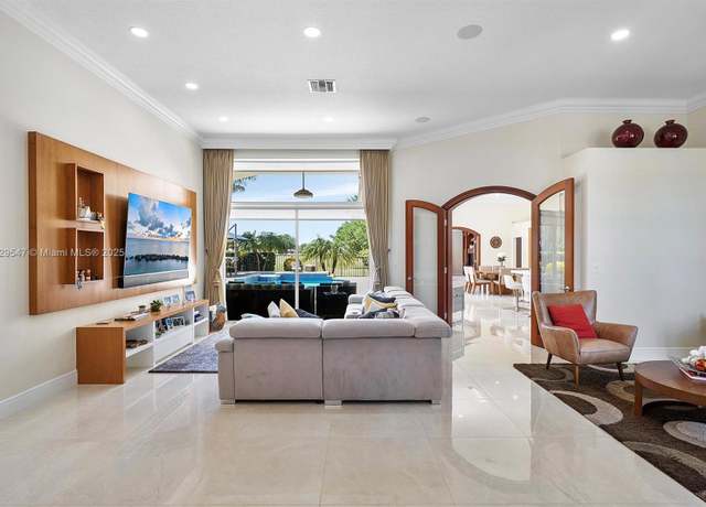 Property at 2541 Golf View Dr, Weston, FL 33327, 5 beds, 4.5 baths