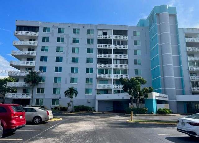 Property at 919 Hillcrest Dr #611, Hollywood, FL 33021, 1 bed, 1.5 baths