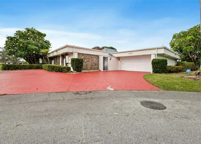 Property at 5203 Yellow Pine Ln, Tamarac, FL 33319, 4 beds, 3.5 baths