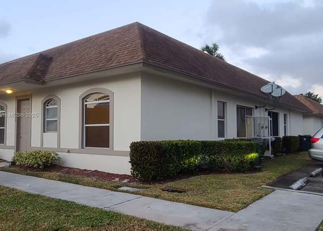 Property at 11975 Sturbridge Ln, Wellington, FL 33414, 3 beds, 2 baths