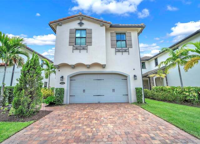 Property at 11824 SW 13th Ct, Pembroke Pines, FL 33025, 4 beds, 3.5 baths
