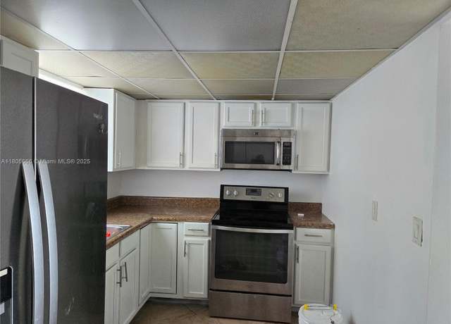 Property at 9375 Fontainebleau Blvd Unit L433, Miami, FL 33172, 2 beds, 2.5 baths