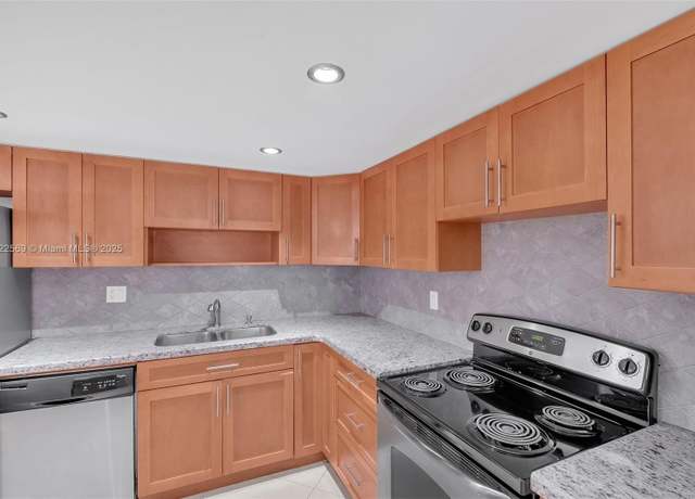 Property at 20291 NE 30th Ave #108, Aventura, FL 33180, 3 beds, 2.5 baths