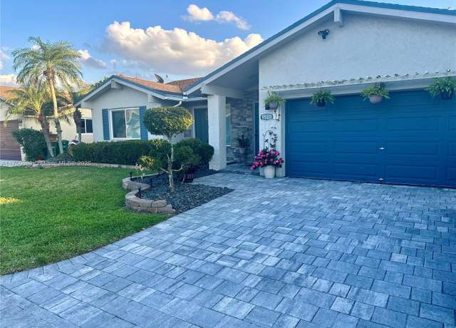 Property at 9520 NW 83rd St, Tamarac, FL 33321, 2 beds, 2 baths