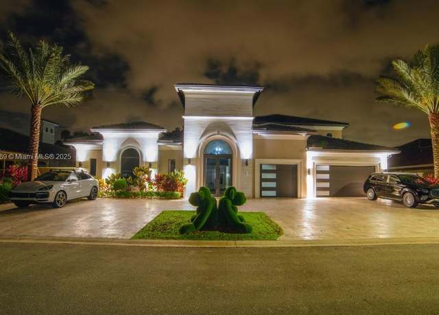 Property at 541 E Enclave Cir E, Pembroke Pines, FL 33027, 4 beds, 4.5 baths