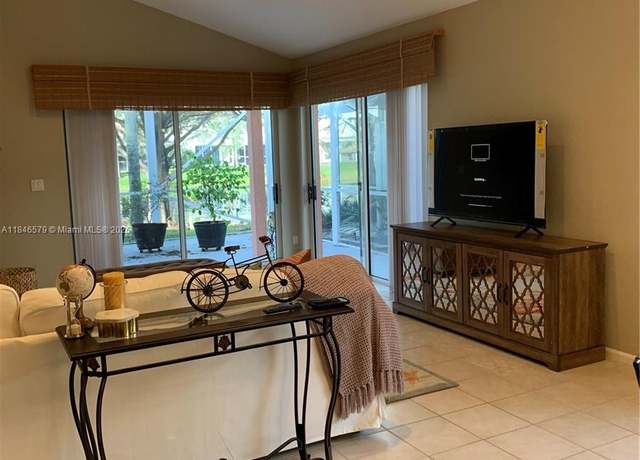 Property at 231 W Canterbury Dr W, Palm Beach Gardens, FL 33418, 3 beds, 2 baths