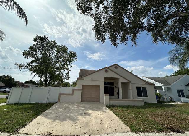 Property at 8600 SW 12th St, Pembroke Pines, FL 33025, 3 beds, 2 baths