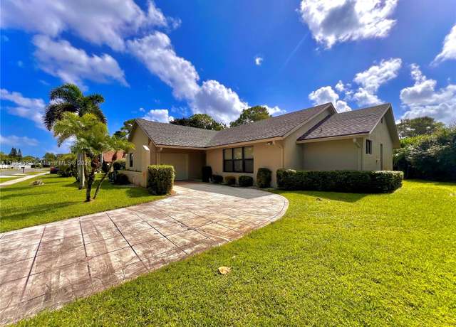 Property at 8320 E Waccamaw Ln E, Lake Worth, FL 33467, 2 beds, 2 baths