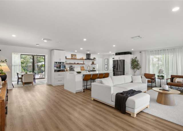 Property at 1112 Hollywood Blvd, Hollywood, FL 33019, 4 beds, 3 baths