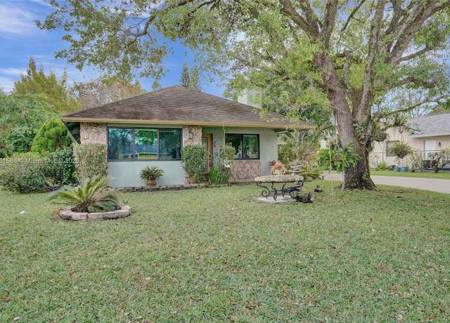 Property at 211 Bobwhite Rd, Royal Palm Beach, FL 33411, 3 beds, 2 baths