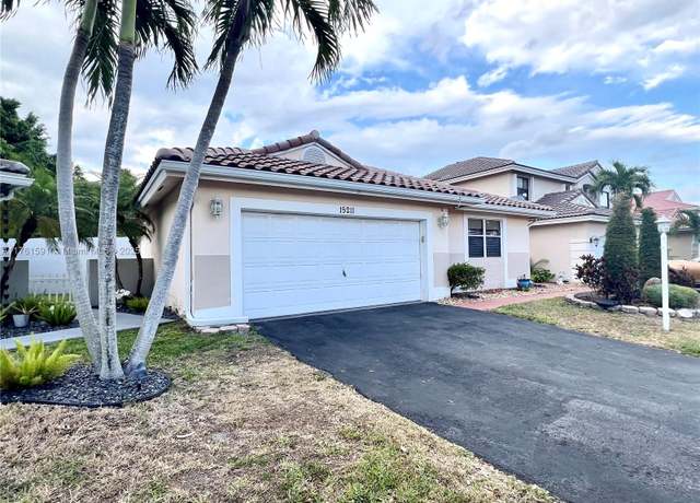 Property at 15211 Norfolk Ln, Davie, FL 33331, 3 beds, 2 baths