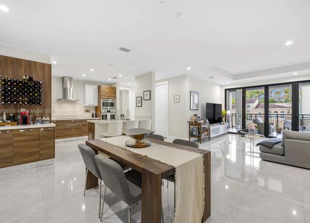 Property at 718 Valencia Ave #206, Coral Gables, FL 33134, 2 beds, 2.5 baths