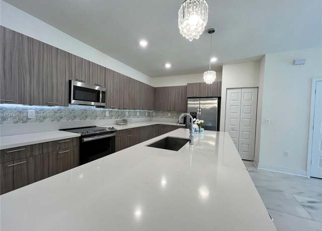 Property at 4745 NW 83rd Pkwy, Doral, FL 33166, 4 beds, 2.5 baths