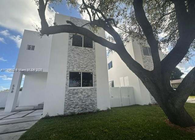 Property at 532 NW 17th Ave, Fort Lauderdale, FL 33311, 3 beds, 2.5 baths