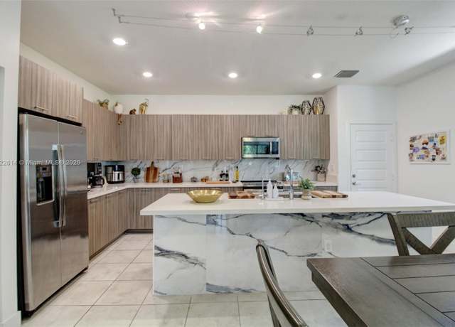 Property at 4809 NW 83rd Pkwy, Doral, FL 33166, 4 beds, 3 baths