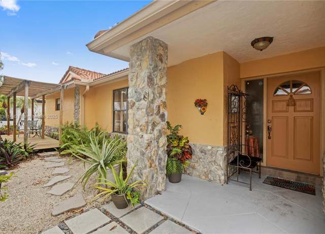 Property at 15824 Cotswold Ct, Davie, FL 33331, 4 beds, 3 baths