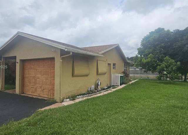 Property at 6605 NW 77th St, Tamarac, FL 33321, 2 beds, 2 baths