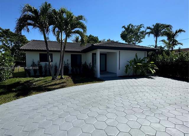 Property at 3335 SW 65th Ave, Miami, FL 33155, 4 beds, 3.5 baths