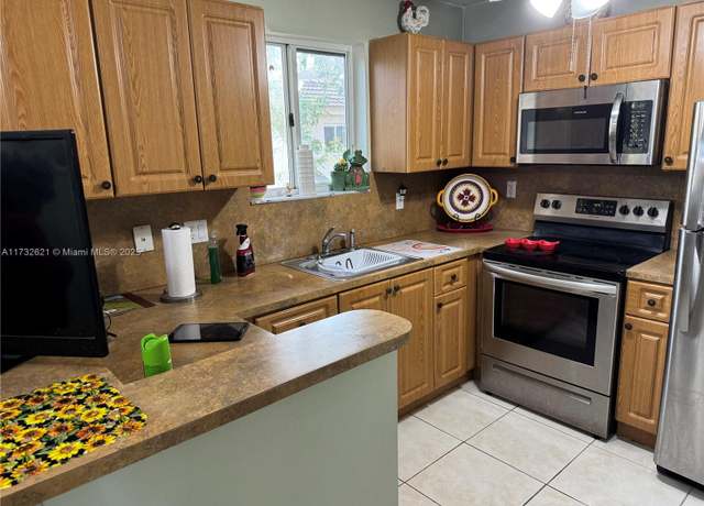 Property at 1250 SE 28th Ct #206, Homestead, FL 33035, 3 beds, 2 baths