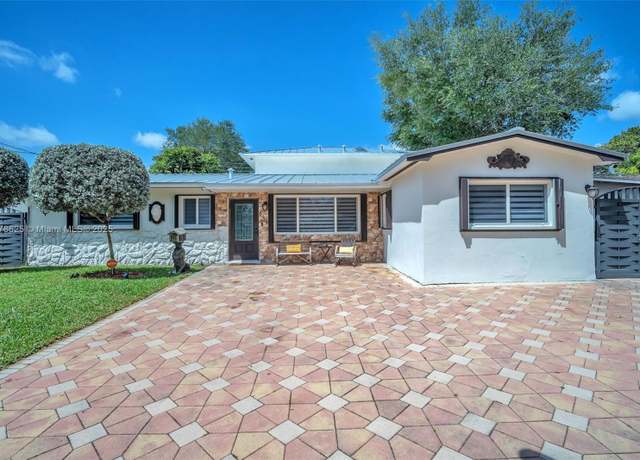 Property at 640 SW 69th Way, Pembroke Pines, FL 33023, 5 beds, 4 baths
