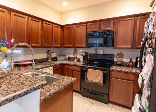 Property at 27961 SW 140th Ave, Homestead, FL 33032, 2 beds, 2.5 baths