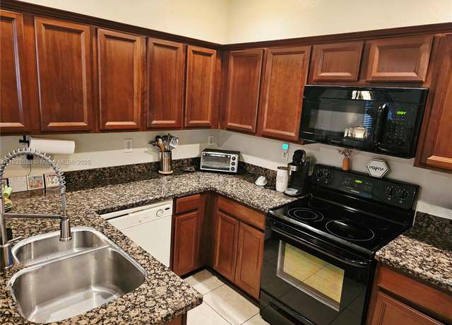 Property at 27961 SW 140th Ave, Homestead, FL 33032, 2 beds, 2.5 baths