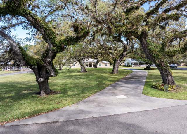 Property at 1132 Riverbend Dr, La Belle, FL 33935, 4 beds, 3.5 baths