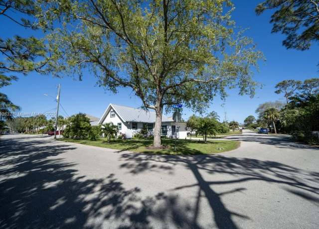 Property at 3986 Bennett Ln, Bonita Springs, FL 34134, 3 beds, 2.5 baths
