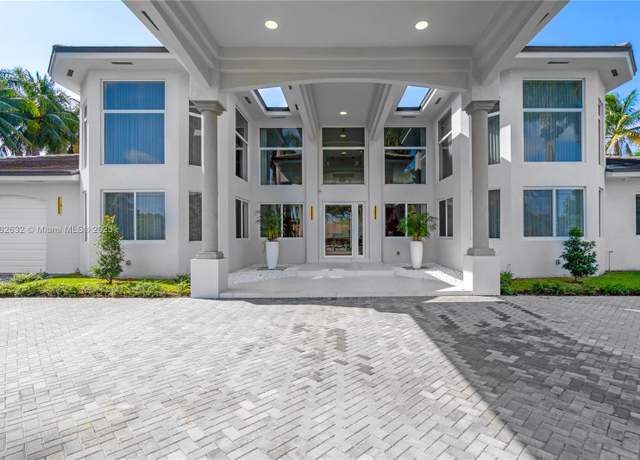 Property at 9928 NW 133rd St, Hialeah Gardens, FL 33018, 6 beds, 5 baths