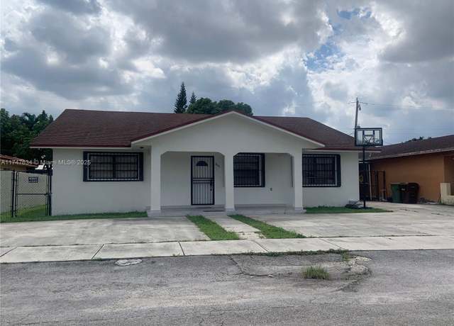 Property at 806 W 73rd Pl, Hialeah, FL 33014, 5 beds, 4.5 baths
