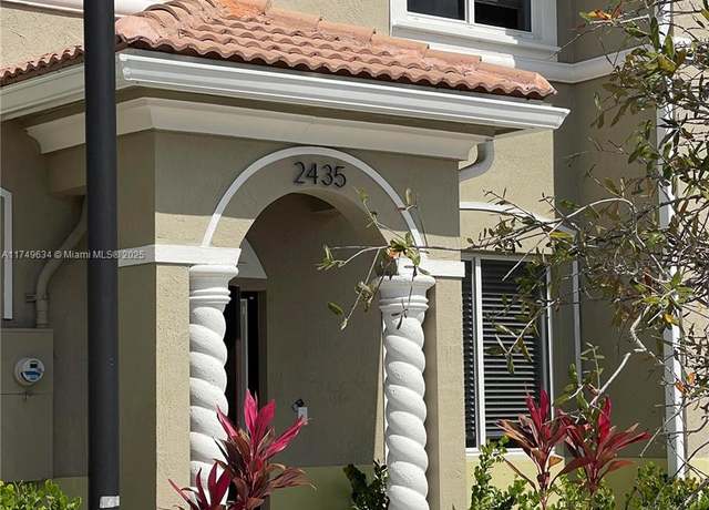Property at 2435 SE 11th St, Homestead, FL 33035, 3 beds, 2.5 baths