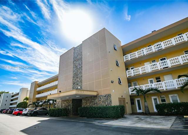 Property at 202 SE 10th St #206, Dania Beach, FL 33004, 1 bed, 1.5 baths