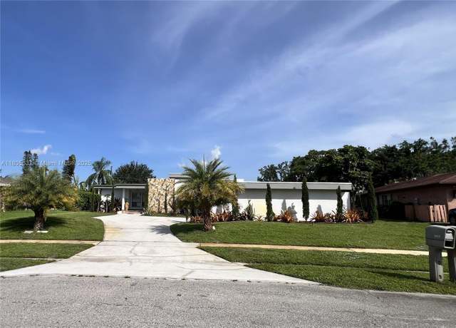 Property at 3210 E Medinah Cir E, Lake Worth, FL 33467, 3 beds, 2.5 baths