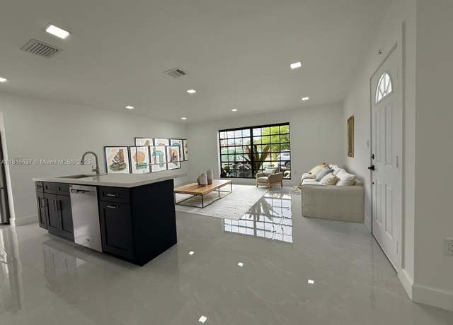 Property at 4314 SW 97th Ct, Miami, FL 33165, 5 beds, 2 baths