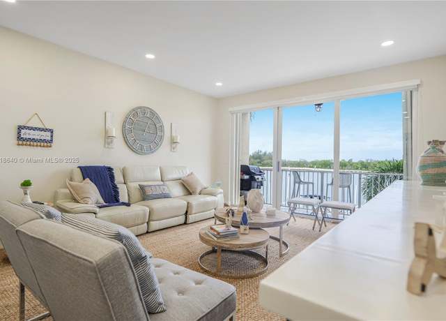 Property at 4034 N Ocean Dr, Hollywood, FL 33019, 3 beds, 3.5 baths