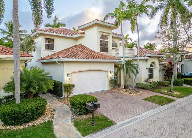Property at 920 Captiva Dr, Hollywood, FL 33019, 4 beds, 4.5 baths