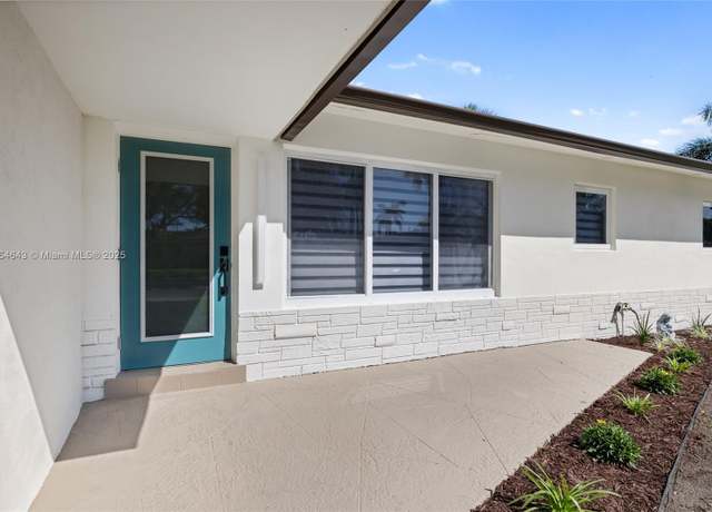 Property at 211 SW 14th St, Pompano Beach, FL 33060, 3 beds, 2 baths