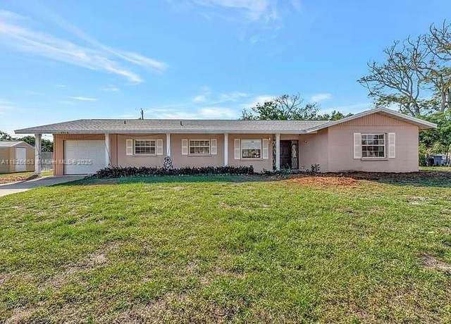 Property at 2916 Woodcrest Dr, Sarasota, FL 34239, 3 beds, 2 baths
