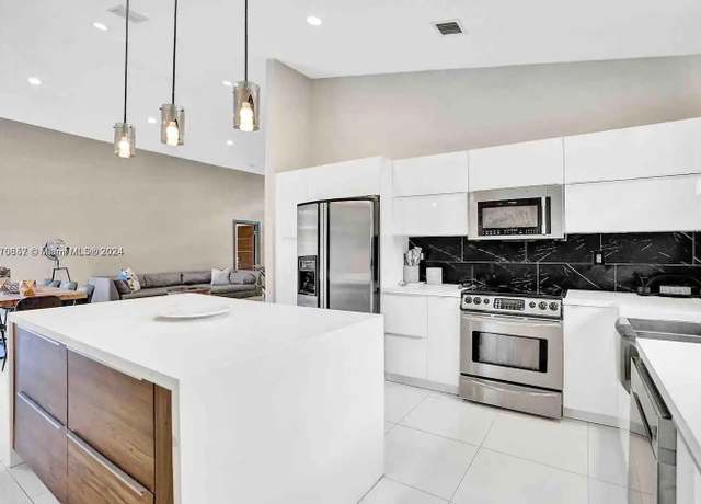 Property at 1260 S 13th Ave, Hollywood, FL 33019, 3 beds, 3 baths