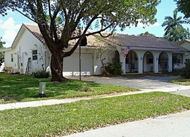 Property at 7461 SW 7th St, Plantation, FL 33317, 4 beds, 3 baths