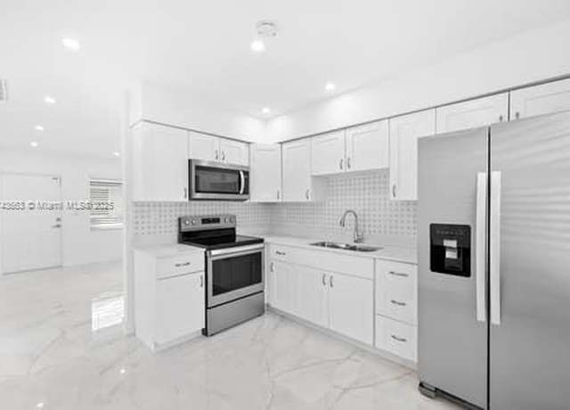 Property at 1431-1433 N 14th Way, Hollywood, FL 33020, 10 beds, 6 baths