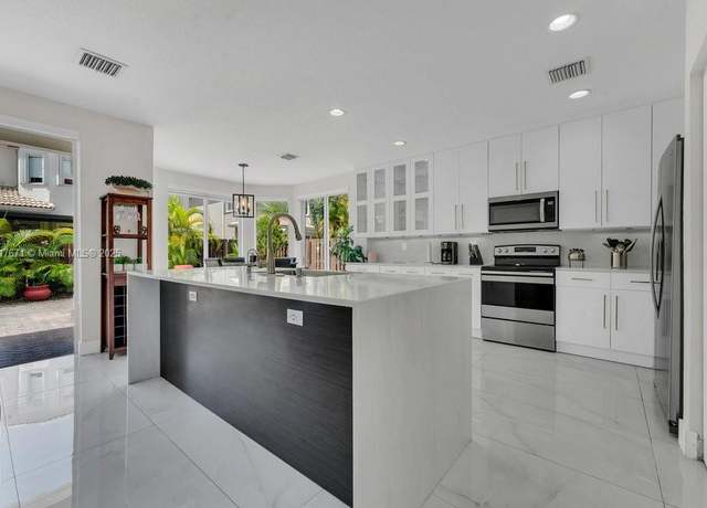 Property at 10738 NW 70th Ln, Doral, FL 33178, 5 beds, 3 baths