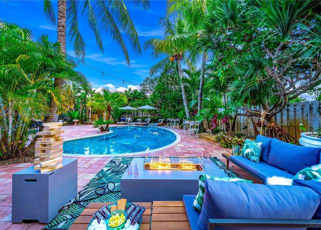 Property at 1652 NE 39th St, Oakland Park, FL 33334, 5 beds, 3 baths
